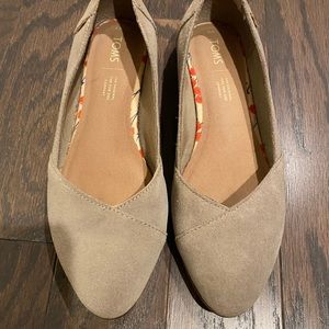 Toms tan flats